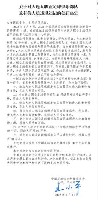 龙老四（曾志伟 饰）是黑道年夜哥，奥秘鲸吞了一亿二万万的公款，筹办和心心相印的小三阿姗私奔到国外。此事，引发了帮派四年夜天王的内斗，并激发血案。米探长（林雪 饰）受命查询拜访，但此人素性怯懦，对付了事。帮派元老柴叔和小字辈发仔（余文乐 饰）目击了这一切，感觉蹊跷，思疑事出有因。发仔的情人小玲（黄伊汶 饰）老是胆战心惊，生怕他失事，劝他不要参与。仅剩的天王（张耀扬 饰）思疑龙老四才是幕后主令人，是以派手下前往查询拜访，杀戮了发仔的伴侣。其弟跑来劝发仔遁藏，不幸丧命，小玲也被误杀。发仔愤慨之极，此时扶养柴叔也卷进此案，发仔奋力救援，两人材逃出魔爪。龙老四私奔未成，遭到妻子与养子Peter仔暗害。求助紧急时刻，柴叔与发仔正好杀到，由此引出一段不为人知的江湖隐情……